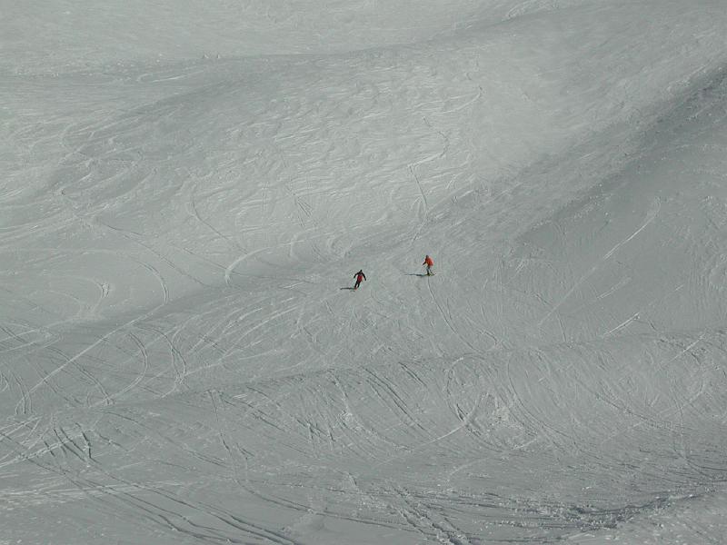 homme en veste rouge et pantalon bleu