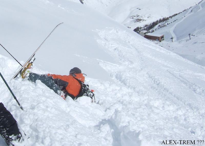 Personnes descendent une pente enneigée en ski.