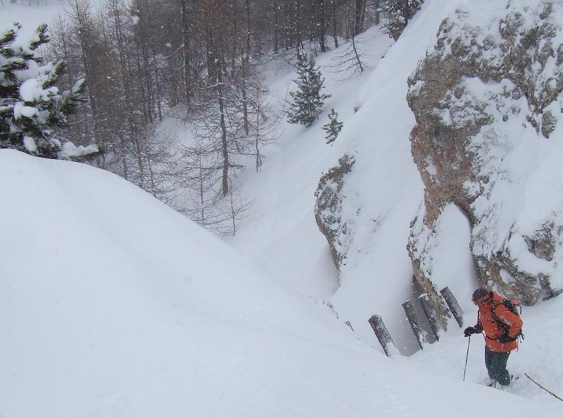 sur une montagne enneigée en plein jour
