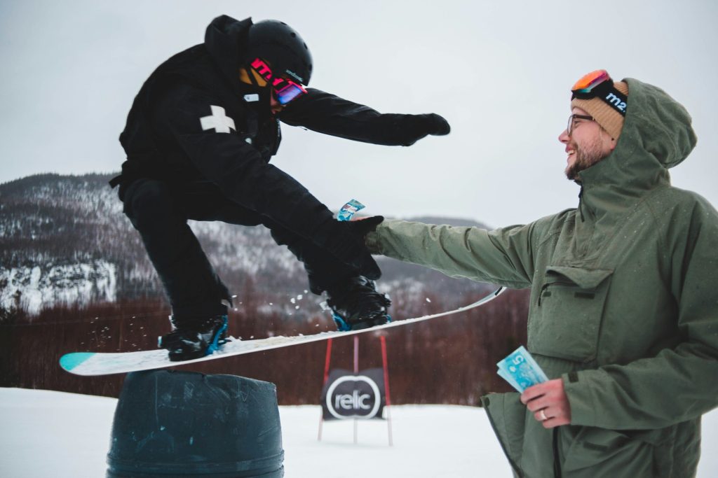 bague homme blanche et skateboard bleu